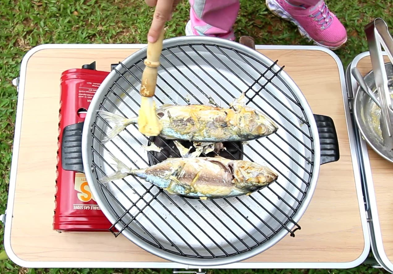 ola membakar ikan kembung